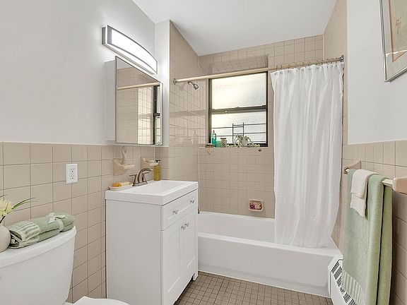 5th image of 2041 5th Ave APT 5F