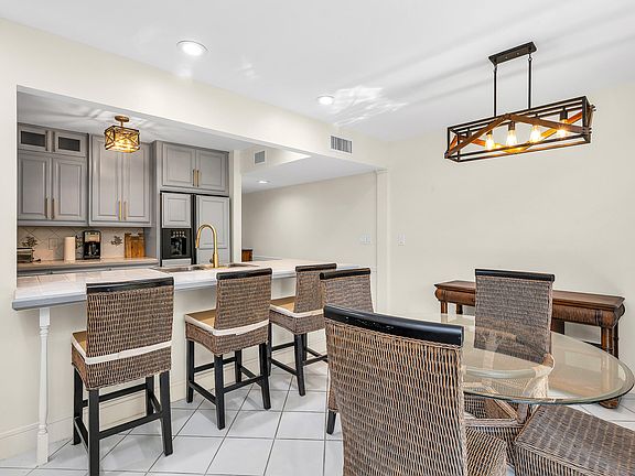 2nd image of 584 SE 20th Ave #2
