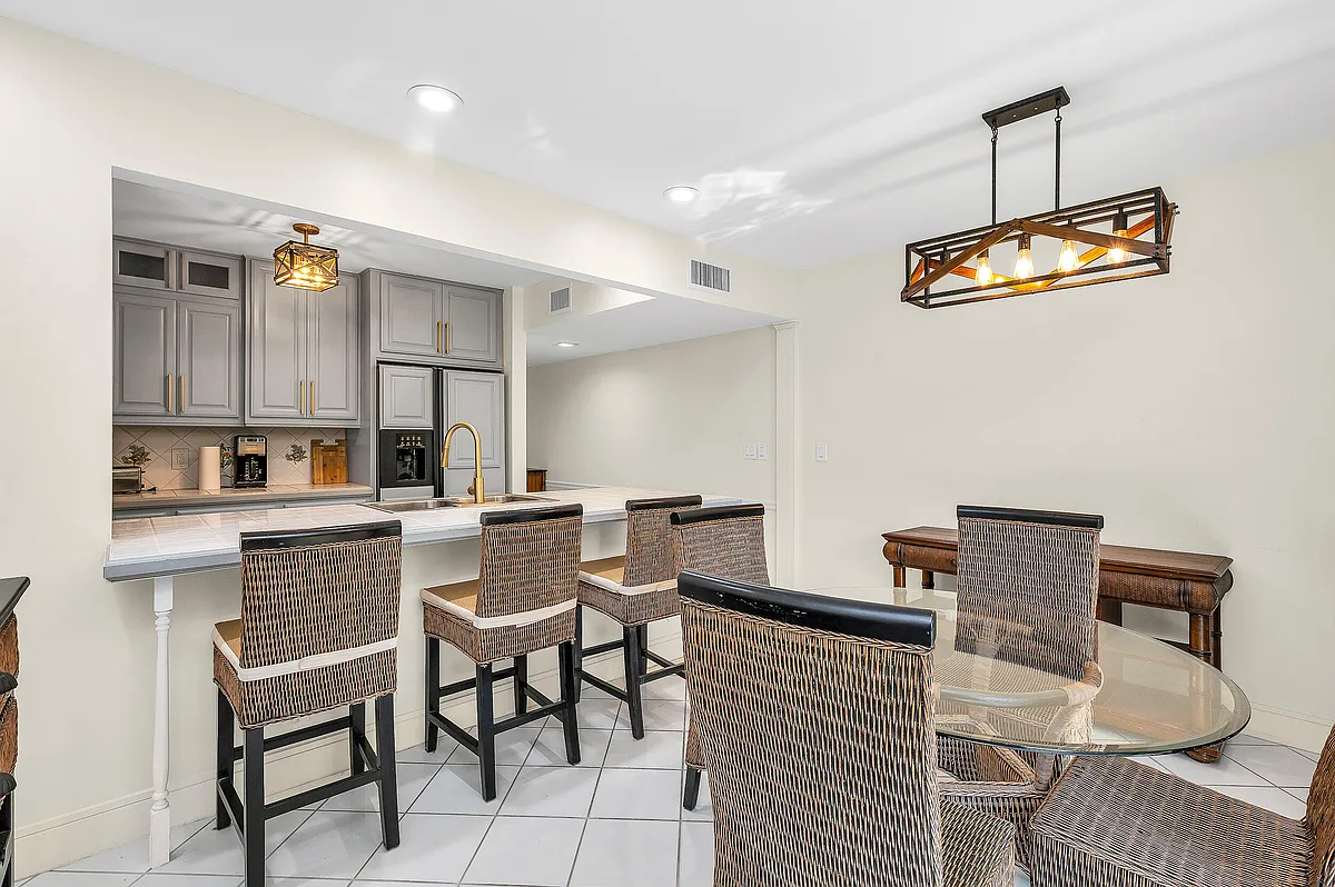 Building Photo - 584 SE 20th Ave #2