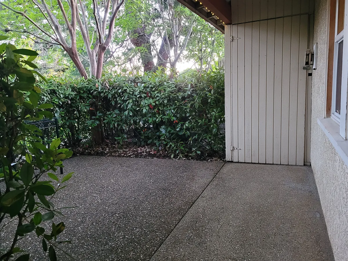 Patio and lockable outdoor storage cabinet - Bell Rd