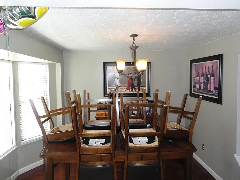 594 Thorncliffe Dr — Photo 4
