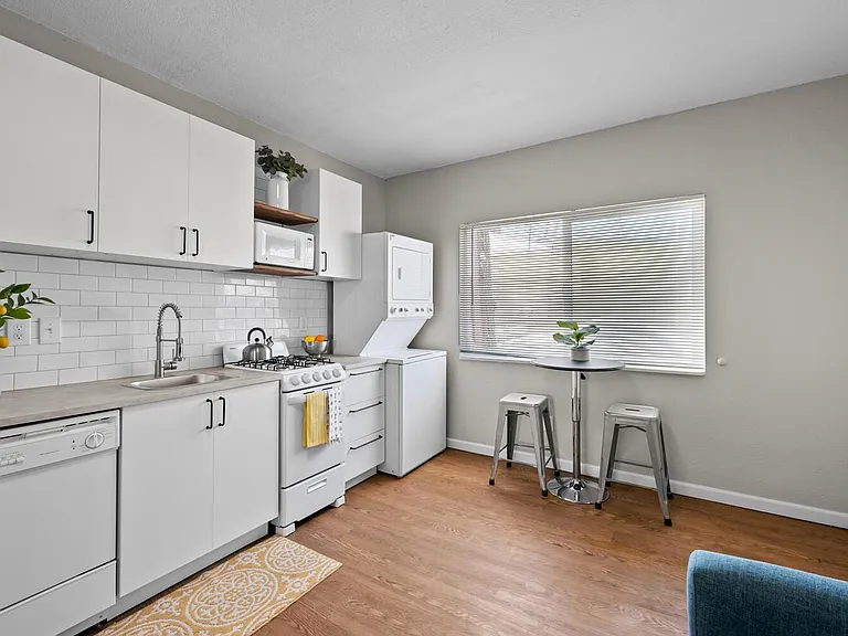 895 Grove St #B — Photo 11