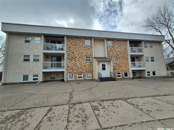 UNIT 24-228 3rd STREET, Weyburn, SK S4H 0W6