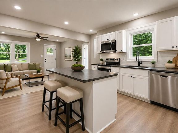 5th image of 1016 Sapphire St