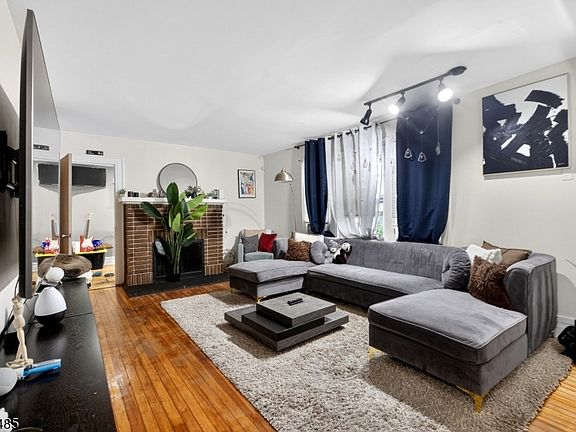4th image of 819-821 Lyons Ave