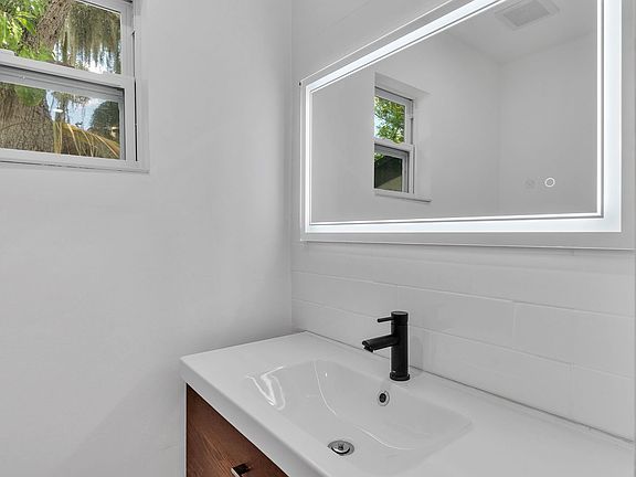 3rd image of 504 Park Pl