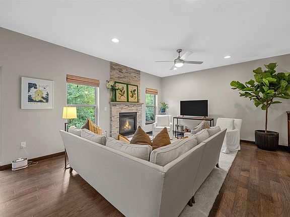 3rd image of 6 Holiday Ridge Ln