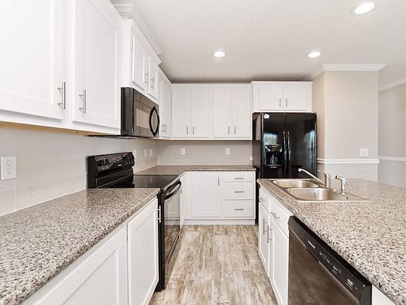 4th image of 27 Frederick Ave