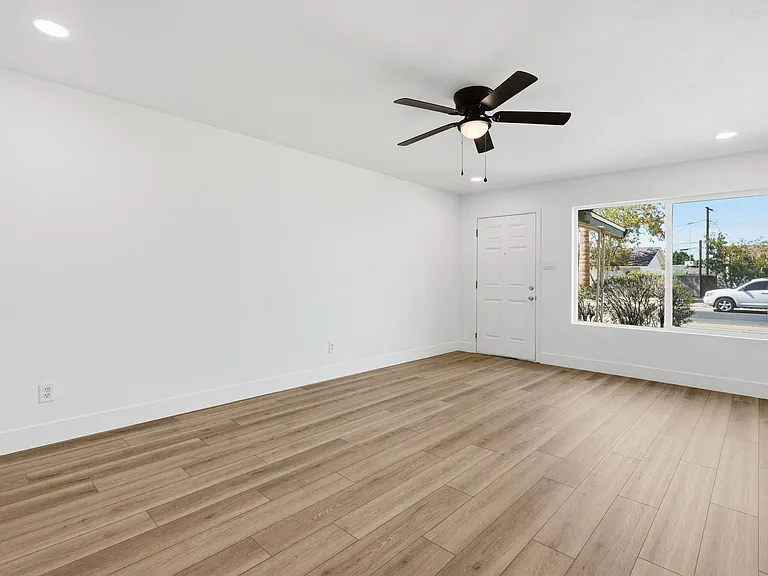 209 E Cairo Dr — Photo 5