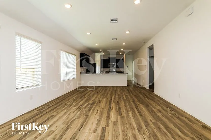 3 bed, 2.0 bath, 1682 sqft, $2,140 — Photo 3