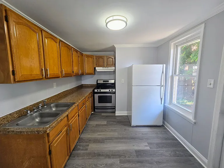 1437 W Court St — Photo 4