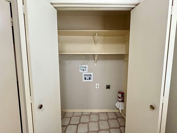 4th image of 419 Shady Brook Dr