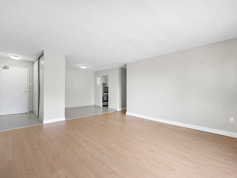 725 Wonderland Rd S — Photo 8