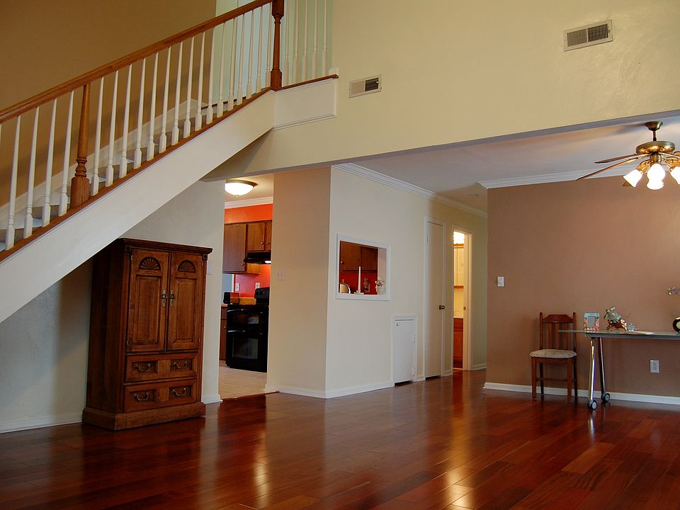 Open floor plan, hardwood