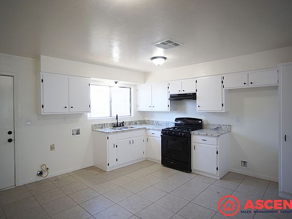 4th image of 104 Warren Ave