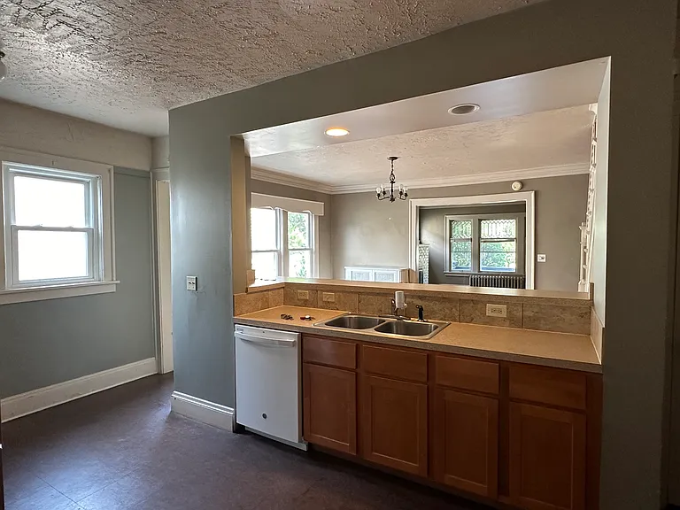 2316 S Overlook Rd — Photo 2