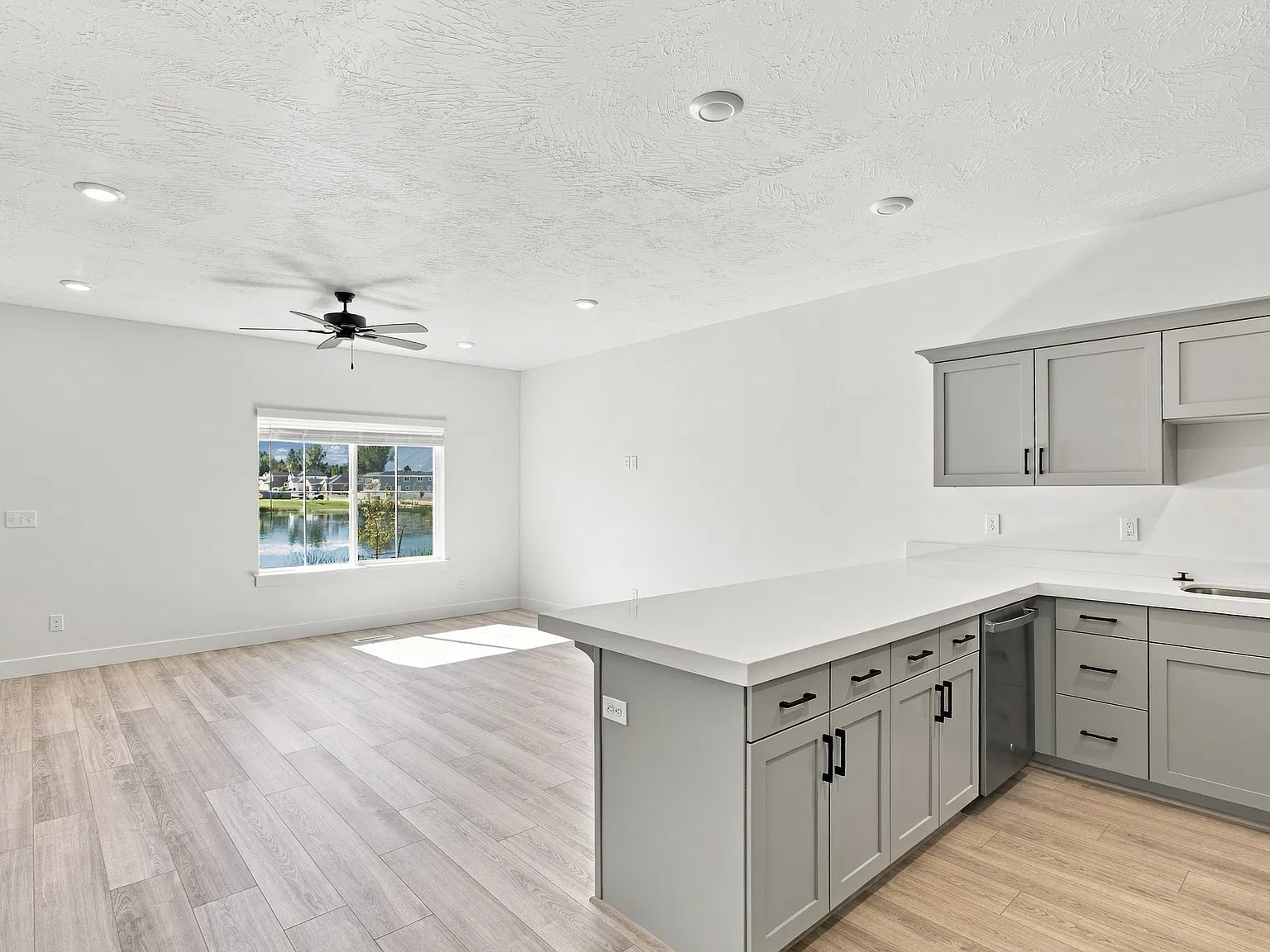 3 bed, 2.5 bath, 2400 sqft, $2,100 — Photo 4