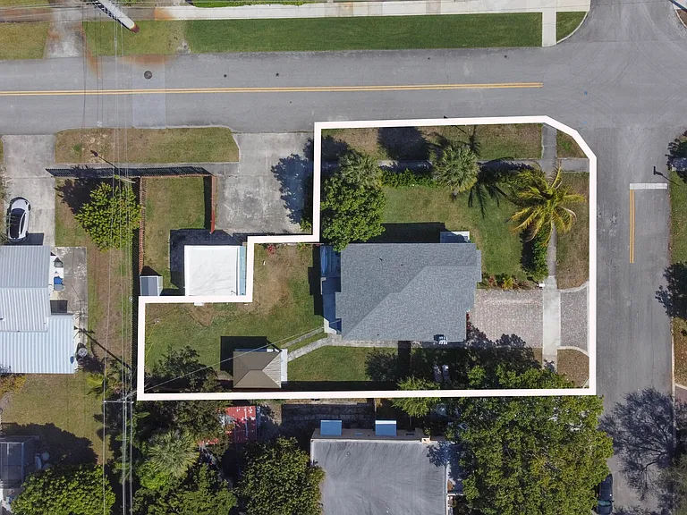 301 Hawthorne Dr — Photo 38