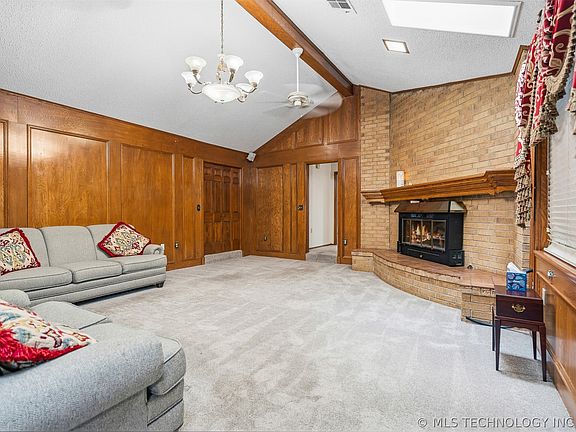 5th image of 521 Circle Dr
