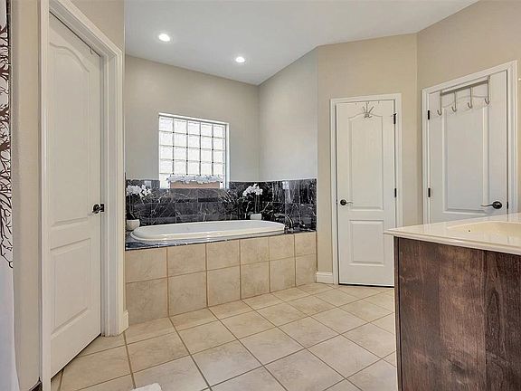 4th image of 169 Autumn Lake Dr
