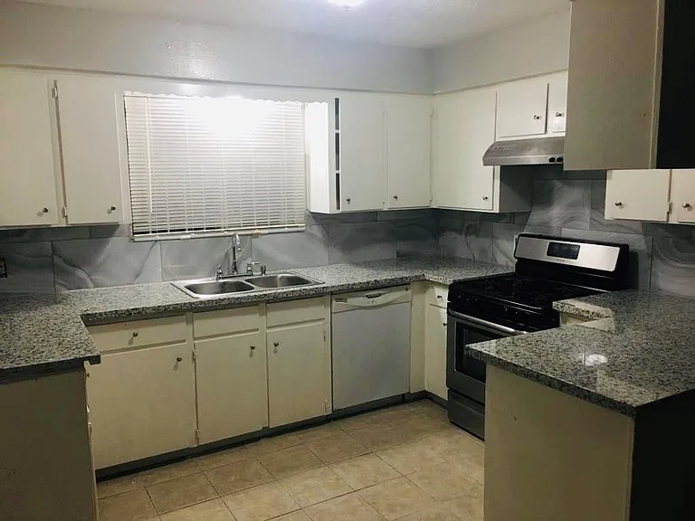 513 Cypress Ave — Photo 2