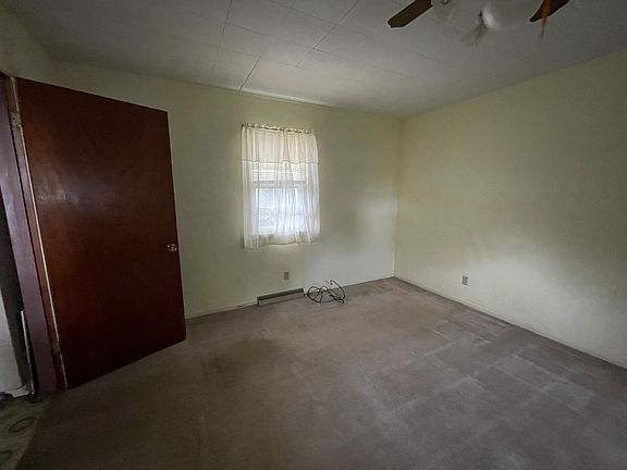 4th image of 301 S Elm St