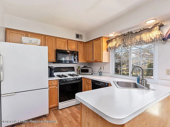 2nd image of 910 Vaughn Ave