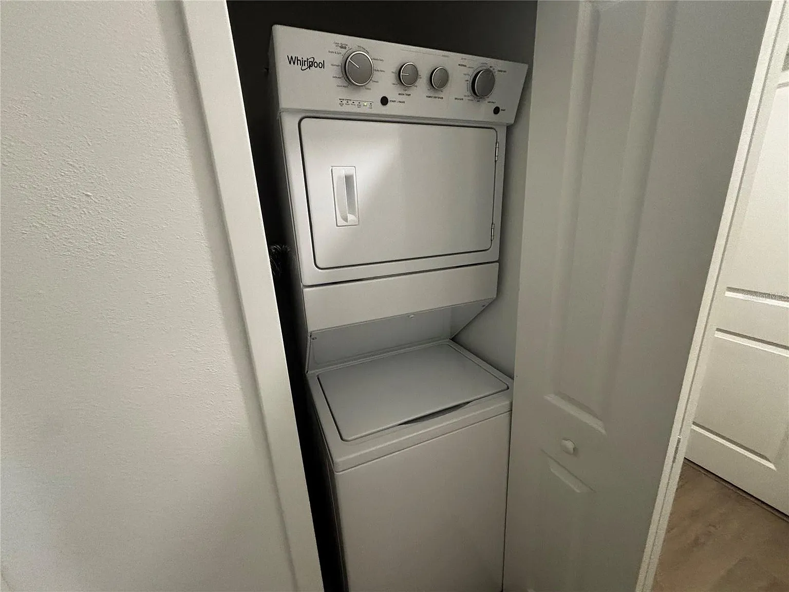 3 bed, 2.5 bath, 1687 sqft, $2,150 — Photo 2