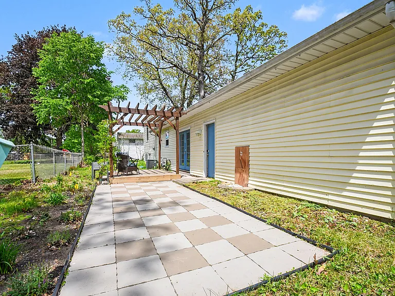 1533 Medford Ln — Photo 20