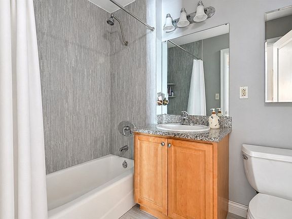 4th image of 1721 Washington St #201