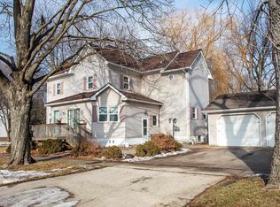 138 W 2nd St, Readlyn, IA 50668