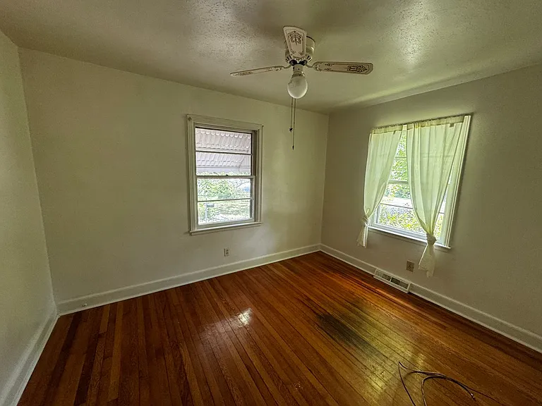 811 W Elm St — Photo 21