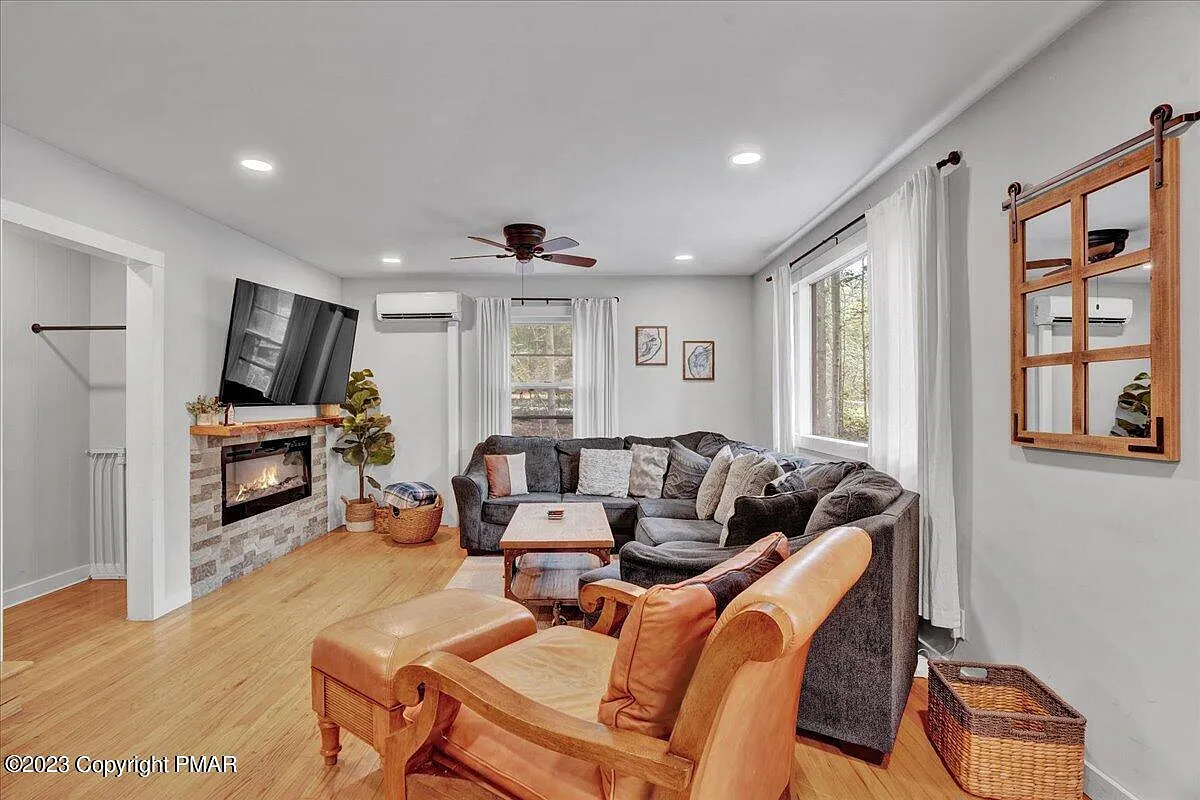 215 Route 423 photo 1