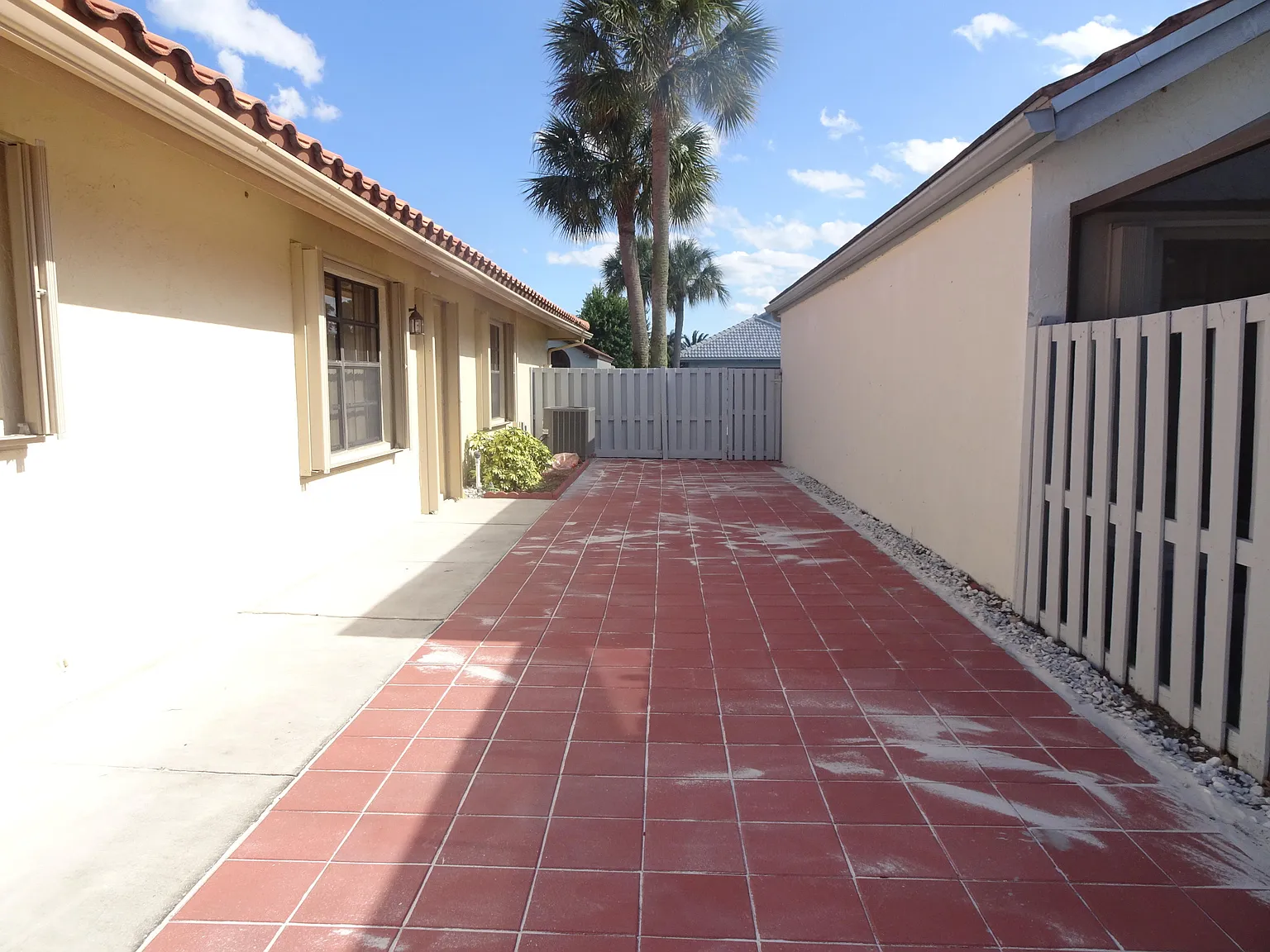 4 bed, 2.0 bath, 1954 sqft, $4,000 — Photo 2