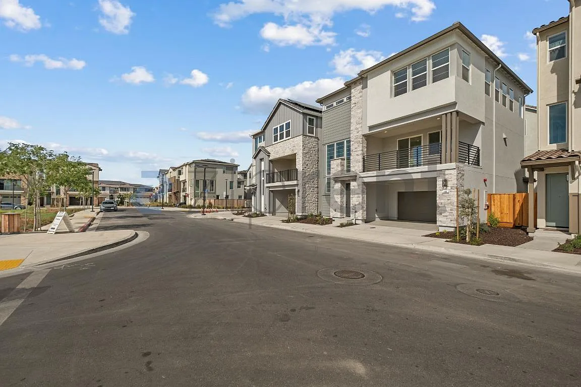 4 bed, 2311 sqft, $5,500 — Photo 3