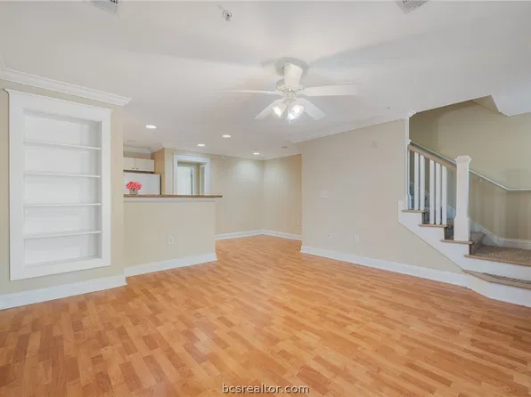 1725 Harvey Mitchell Pkwy S APT 631, College Station, TX 77840