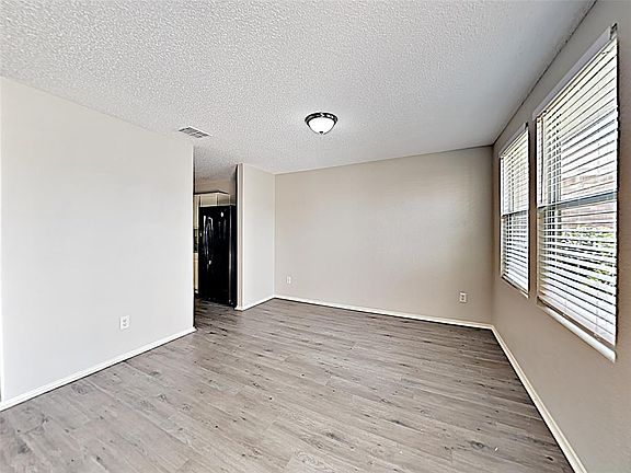 2nd image of 112 Queen Annes Dr