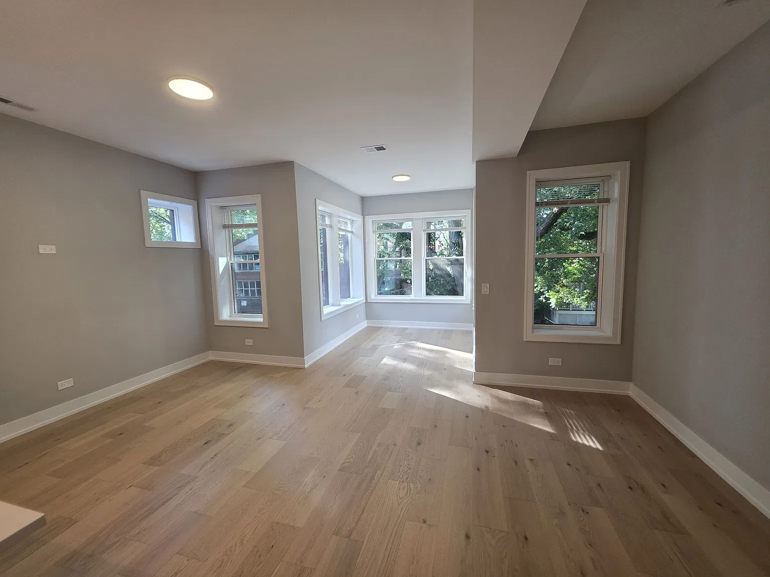 2442 W Wilson Ave — Photo 1