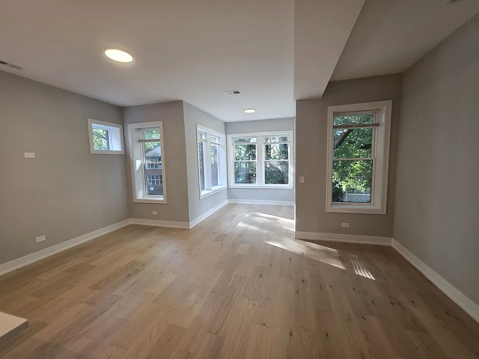 2442 W Wilson Ave #1