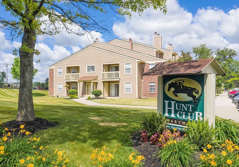 Entrance To Hunt Club Apartments