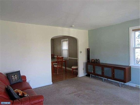 4th image of 1042 Bryan St