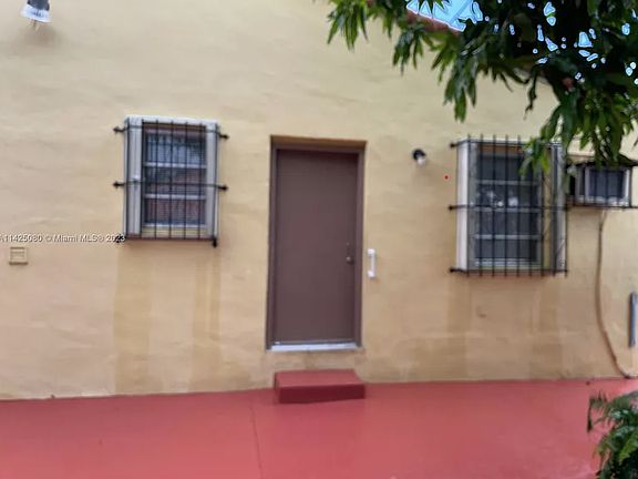 3rd image of 951 SW 9th St