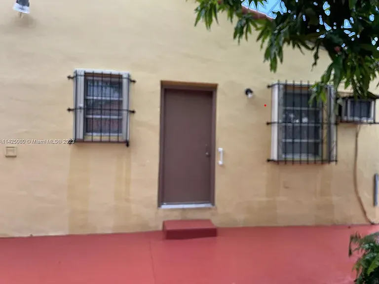951 SW 9th St — Photo 3