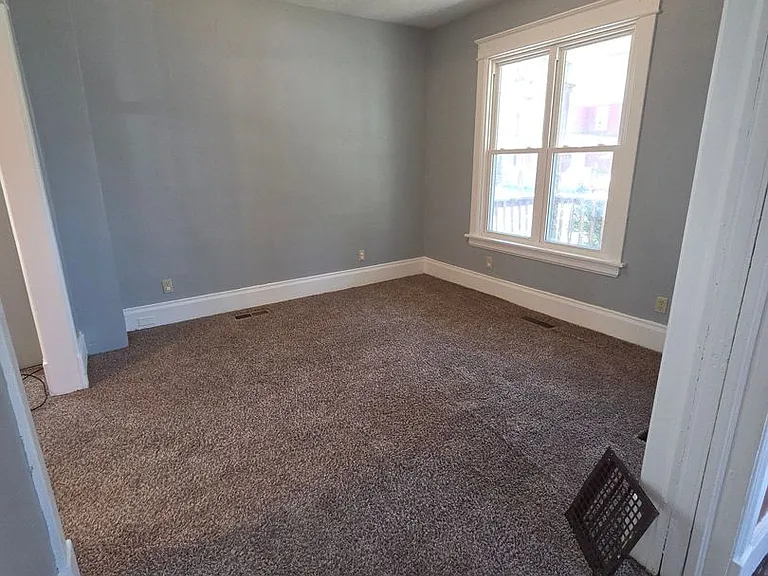 738 E 8th St — Photo 5