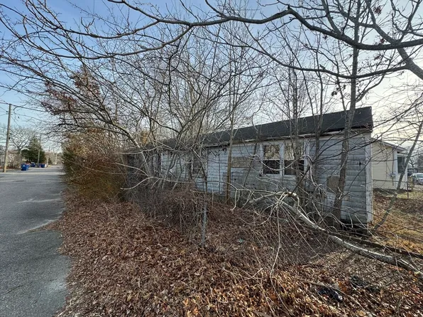 44 13th St, Buzzards Bay, MA 02532