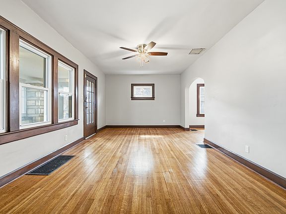 5th image of 1214 N Gladstone Ave