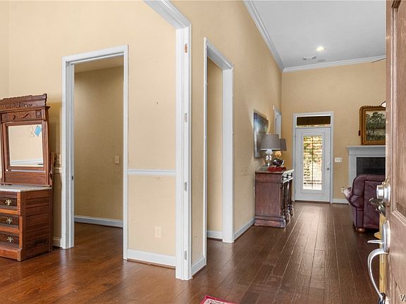 3rd image of 3527 Acorn Ave