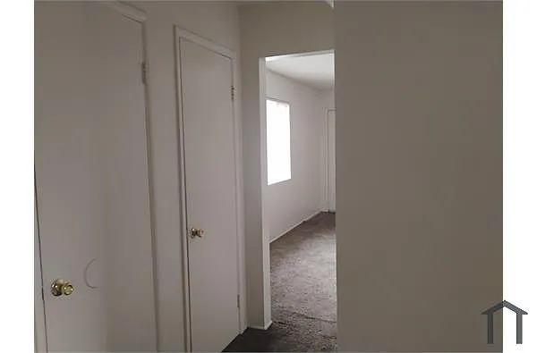 Building Photo - 5904 Bromley Ave #8