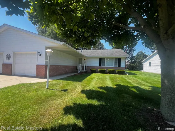 3549 Holland Park Ln #2, Pt Huron, MI 48060