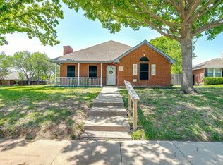 1301 Highcrest Dr, Burleson, TX 76028